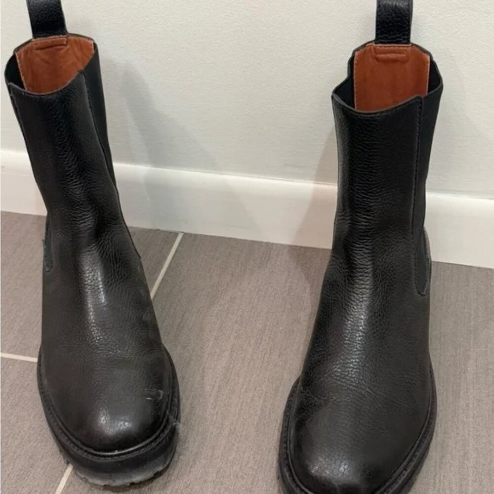 Black Chelsea Boots with Elastic Panels and Rounded Toe